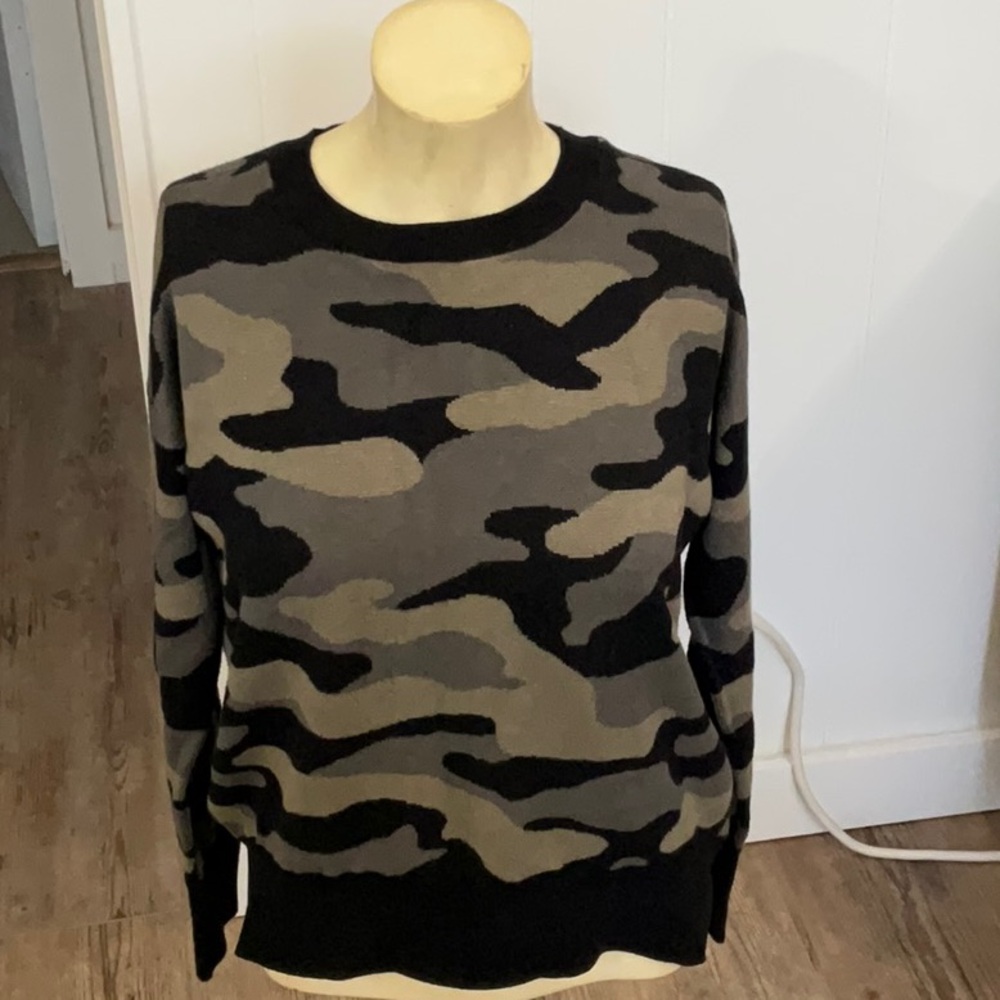 Isaac Mizrahi Camo Sweater Size M